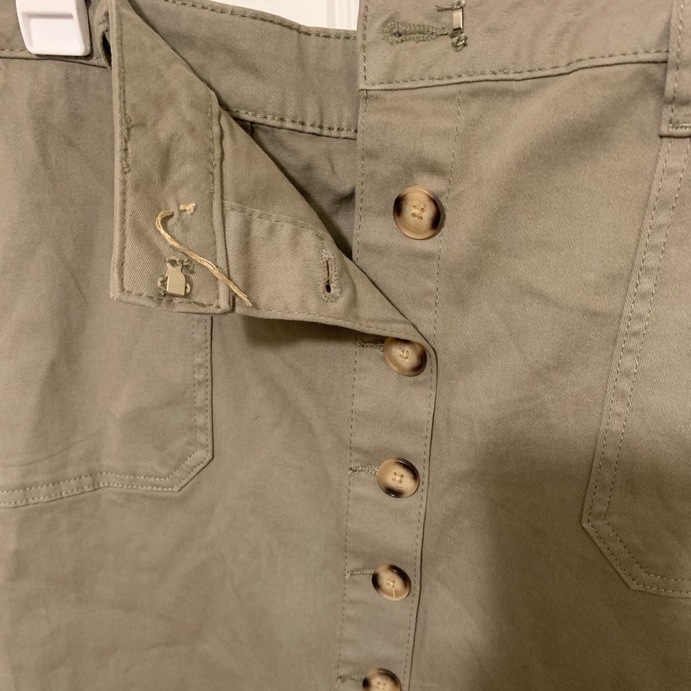 🔥2/$15🔥 NWT skirt with buttons down the front, belt loops & 2 pockets - Picture 3 of 6